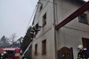 Při požáru domu na Příbramsku hasiči zachránili matku se třemi dětmi