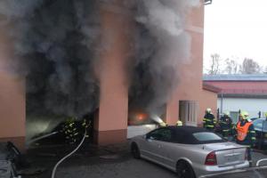 V Rudolci hořelo v dílně autoservisu, oheň zničil i dvě auta