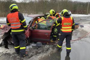 Nehoda osobního a nákladního auta v Orlové s vyproštěním řidiče