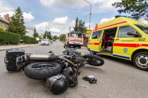 Dvě osoby byly zraněny při střetu motocyklu a osobního automobilu v Bílovci
