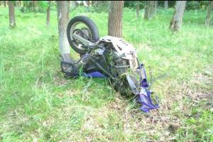U Velkého Pěčína skončil motorkář i se svým strojem v potoce