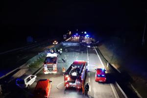 Sražený policista a drama na dálnici D1. Hořela i čtyři auta, jeden mrtvý Sražený policista a drama na dálnici D1. Hořela i čtyři auta, jeden mrtvý