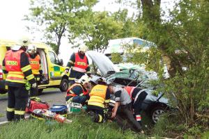 U Prachomet narazilo auto do stromu, jeden člověk zemřel