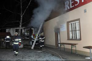 Hořela technická místnost pražské restaurace, oheň poškodil i střešní konstrukci