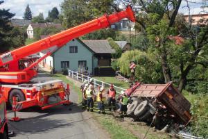 Auto plné asfaltu havarovalo, vyprošťovala ho tři hasičská vozidla