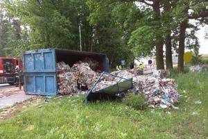 Nevybral zatáčku. Řidič havaroval, vysypal náklad plastů a ještě se zranil