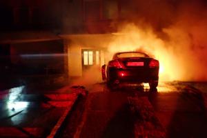 Noční požár zničil auto i část rodinného domu v Bohuslavicích