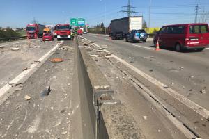 Sakra tvrdý náraz. Do betonových skruží narážela auta i motorkář (VIDEO)