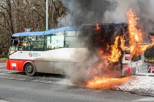 Při požáru autobusu v Praze 8 se nikdo nezranil