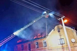 Plameny zničily bývalý mlýn v Luži, příčinou bude nejspíš závada na komíně