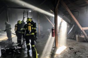 V obci Stádlec, části obce Staré Sedlo, hořela pila