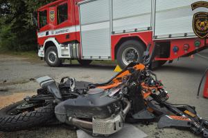 Po střetu s autem skončil motorkář v péči zdravotníků