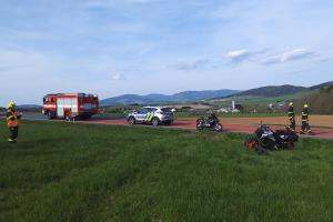 Po nehodě motocyklu musel zraněnou řidičku transportovat vrtulník