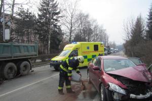Střetl se osobák s náklaďákem ve "Valmezu." Zraněný řidič naříkal a musel být vyproštěn