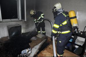 Požár v pražském bytě, hasiči v něm objevili i dvě ustrašené kočky