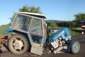 To musela být rána! Traktor zůstal po střetu s osobákem vejpůl
