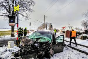 Vlak smetl osobák v Kardašově Řečici. Zdemolované auto i zdraví řidiče