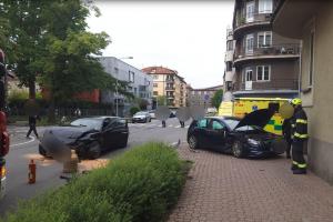 V Pardubicích při střetu dvou osobních automobilů došlo ke zranění osob