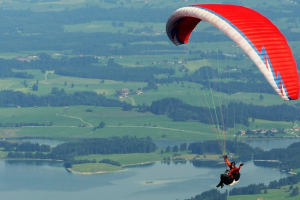Mlha nemlha, vzhůru k nebesům! Paraglidistka pak skončila v koruně smrku