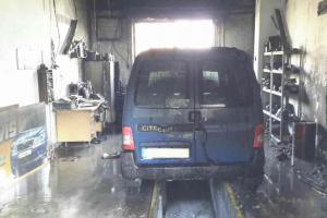 Nedbalost zažehla požár v dílně autoservisu ve Džbánově na Orlickoústecku