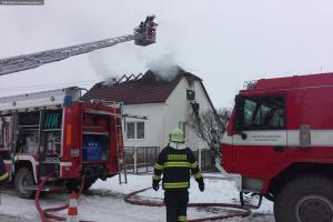 Pardubičtí hasiči likvidovali požár domu v Rohoznici, pomáhaly i dobrovolné sbory