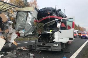 Nehoda čtyř kamionů zastavila provoz na dálnici D5 u Rudné