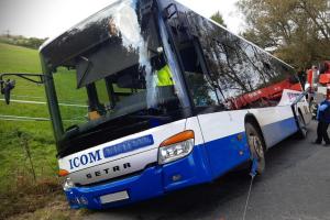 Převrátíme se nebo ne? Cestující i s řidičem vyvažovali autobus