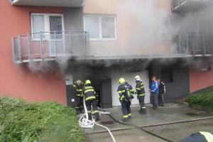Požár vozidla v podzemních garážích vyděsil obyvatele domu