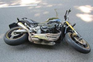 Půlnoc je v přírodě asi pro motoristy období zlé. Srnec srazil motorkáře