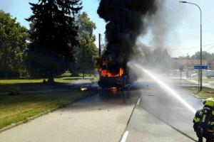 V Kozlanech shořel autojeřáb. Pneumatiky žár změnil na dělové koule V Kozlanech shořel autojeřáb. Pneumatiky žár změnil na dělové koule