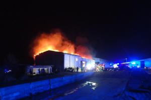 V obci Osek bojovali hasiči s požárem seníku až do ranních hodin