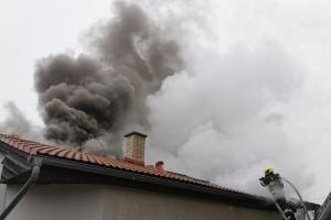 Šest jednotek likvidovalo požár rodinného domu v Tuchoměřicích