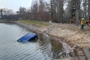 Po střetu dvou osobních vozidel skončilo jedno z nich v rybníce