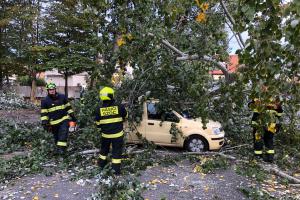 Varování se naplnilo. Silný vítr vtrhl do Česka a lámal co se dalo