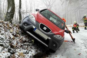 Sněžení trestalo řidiče na Pardubicku, hasiči se nezastavili