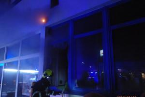 Hoří nebo nehoří? Z autosalonu v Přerově vycházel zlověstný kouř
