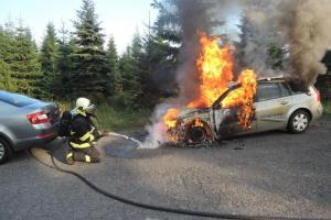 Osobní automobil v plamenech, rodina stačila včas vozidlo opustit