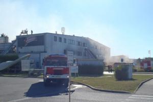 Hasiči, rušíme volno a rychle zpět do služby! V Plzni hoří masokombinát