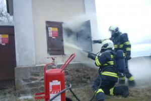 Svítit se bude. S požárem trafostanice ve Zhoři u Tábora si hasiči rychle poradili