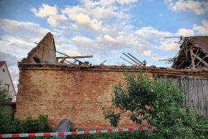 U zbořené stodoly na Mělnicku pomohl hasičům dron (VIDEO)