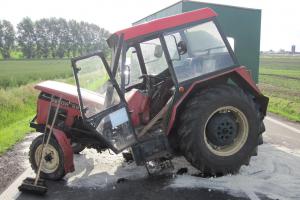 Traktor byl při střetu s osobním autem téměř rozpůlen