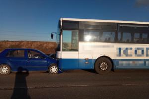 Osobák a autobus v sobě. Nehoda u Všestar blokovala provoz na silnici