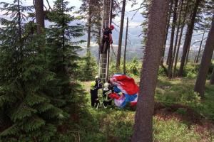 Tak si zase jeden vyletěl a nedoletěl. Záchrana paraglidisty