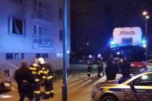 Hořel byt na pražském Černém Mostě. Pes přežil, kočka ne