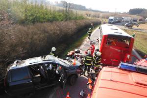 Tragédie na Jičínsku, řidič osobáku nepřežil střet s autobusem
