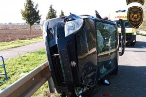 Auto skončilo na boku opřené o svodidla