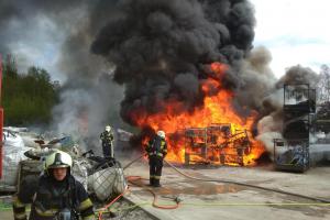 Plasty hoří hodně dobře a hodně dlouho. Zrovna jako ve Stráži pod Ralskem