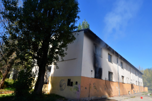 Sousedé vytrhli okenní mříže, aby zachránili z ohně ženu a dítě