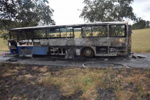 Požár zničil autobus na Příbramsku, zato vytvořil škodu za stovky tisíc