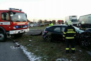 Kdo komu nedal přednost? Po nehodě dvou aut tři těžce zranění